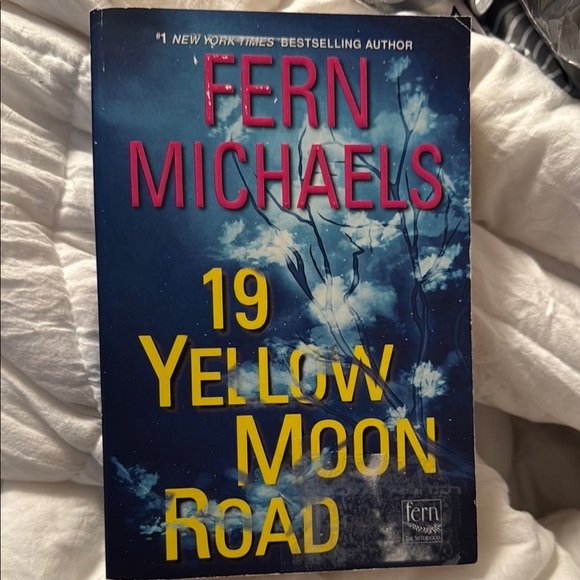 19 Yellow Moon Road by Fern Michaels - Picture 1 of 4